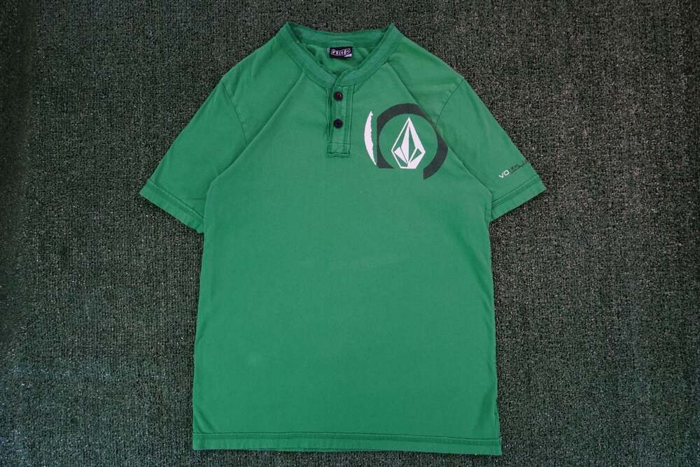 Vintage Volcom Men's Green Two-Button Graphic Short Sleeve Shirt